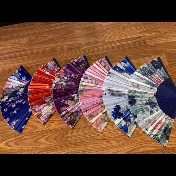 Silky Fans - Picture 2 of 3